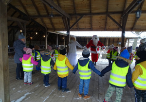 Dzieci witają się z Mikołajem i Panią Zimą