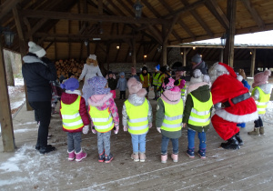 Dzieci tańczą z Mikołajem i Panią Zimą