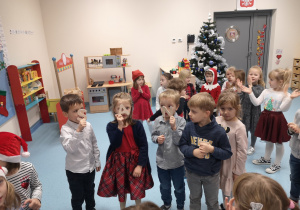 Dzieci trzymają literki z których powstał wyraz Santa