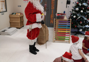 Św. Mikołaj przyszedł do sali przedszkolaków