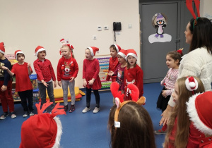 Przedszkolaki śpiewają i wykonują określone gesty