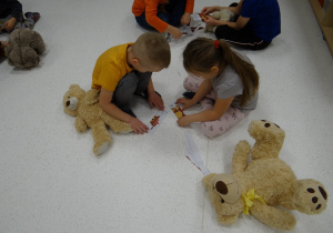 Dzieci układają puzzle
