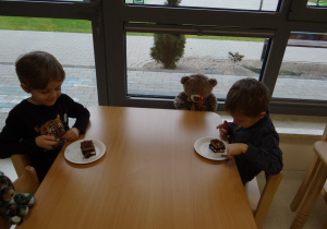 Chłopcy jedzą ciasto