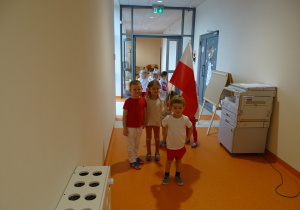 Dzieci stoją na korytarzu