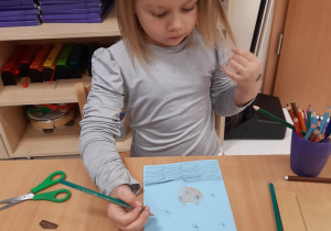 Dziewczynka rysuje renifera