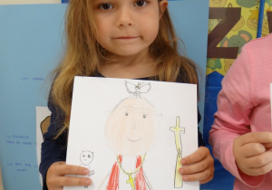 Dziewczynka ze swoim rysunkiem