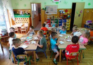 Dzieci podczas jedzenia kanapek