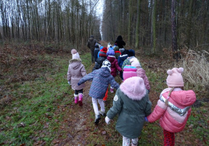 Dzieci idą przez las