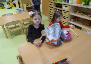 Ulianka i Bianka przygotowują materiały do wykoania kukiełek.