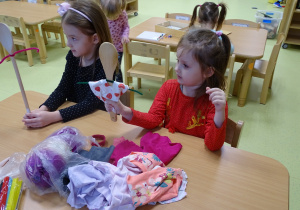 Ulianka i Bianka prezentują swoje kukiełki.