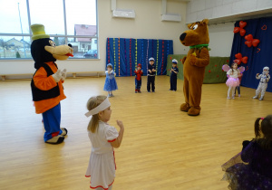 Dzieci tańczą z maskotkami