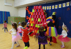 Dzieci układają wieżę