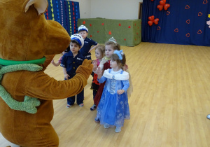Dzieci przybijają piątkę ze Scooby