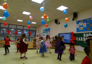 Dzieci tańczą w swojej sali