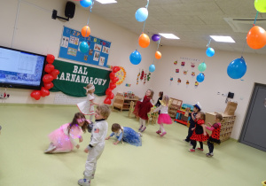Dzieci podczas tańca w swojej sali