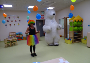 Niedźwiedź odwiedza dzieci w sali