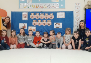 Zdjęcie grupowe dzieci i pań z kocimi uszami i narysowanymi wąsami