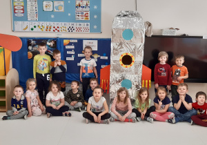 Zdjęcie grupowe dzieci przy modelu rakiety kosmicznej