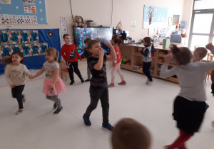 Przedszkolaki tańczą do piosenki