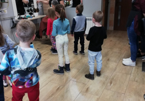 Dzieci przyglądają się pracy Pani Fryzjerki