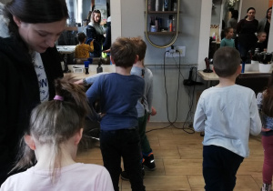 Dzieci w salonie fryzjerskim