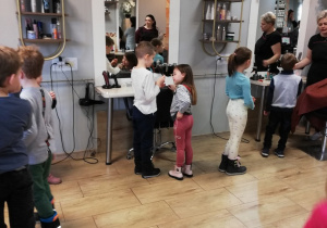 Dzieci oglądają sprzęt fryzjerski