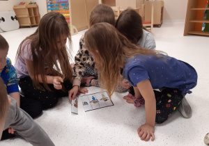 Dziewczynki układają puzzle