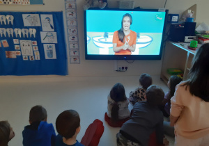 Dzieci oglądają film dotyczący dbania o higienę jamy ustnej