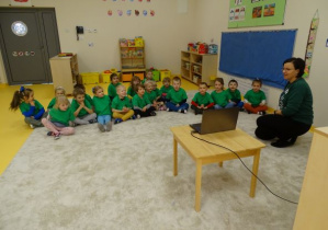 Dzieci oglądają na laptopie legendę o skrzacie
