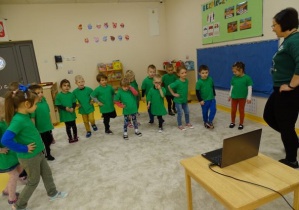 Dzieci tańczą z nauczycielką