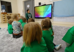 Dzieci oglądają na tablecie film o dniu św. Patryka