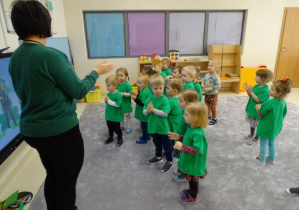 Dzieci tańczą razem z nauczycielką i skrzatem