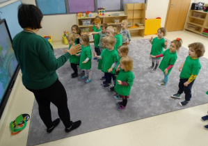 Dzieci tańczą razem z nauczycielką i skrzatem