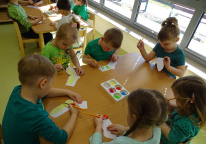 dzieci malują skarpetki