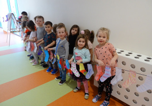 Dzieci stoją z pomalowanymi skarpetkami