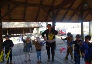 Dzieci tańczą ze wstążkami podczas piosenki