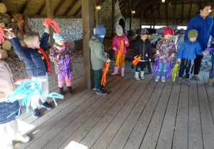 Dzieci tańczą ze wstążkami w altance