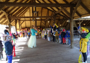 Dzieci tańczą w altance