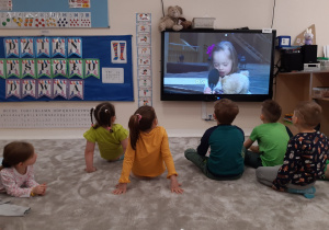 Dzieci oglądają filmik o dzieciach z zespołem downa