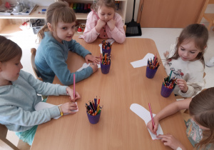 Dzieci kolorują papierowe skarpetki