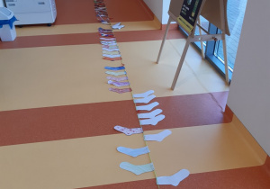 Sznur skarpet rozłożony w przedszkolnym korytarzu
