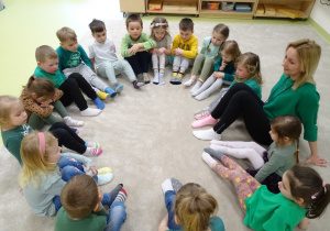 Dzieci z grupy Biedronki prezentują skarpety nie do pary