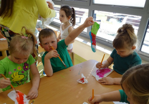 Dzieci malują farbami skarpety