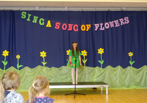 Karolinka prezentuje piosenkę "Spring"