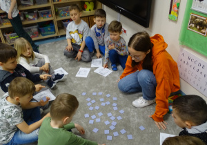 Przedszkolaki grają w memory z liceliastką