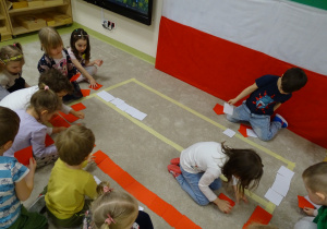 Dzieci układają kartoniki