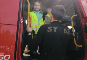 dzieci w wozie strażackim