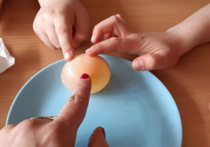 Jajko wyjęte ze słoika z octem, miękkie i przeźroczyste