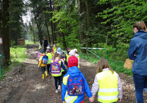 Dzieci spacerują w lesie