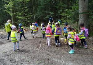 Dzieci podczas leśnej wyprawy